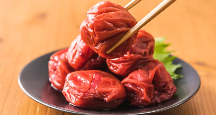Cách làm mơ muối Umeboshi của Nhật vừa thơm ngon lại vừa tốt cho sức khỏe - Ảnh 1