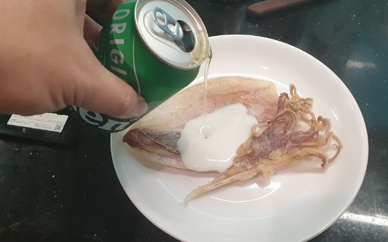 Chỉ với nguyên liệu này, mực khô nướng sẽ ngọt, mềm, để bao lâu cũng không sợ bị cứng, dai - Ảnh 1