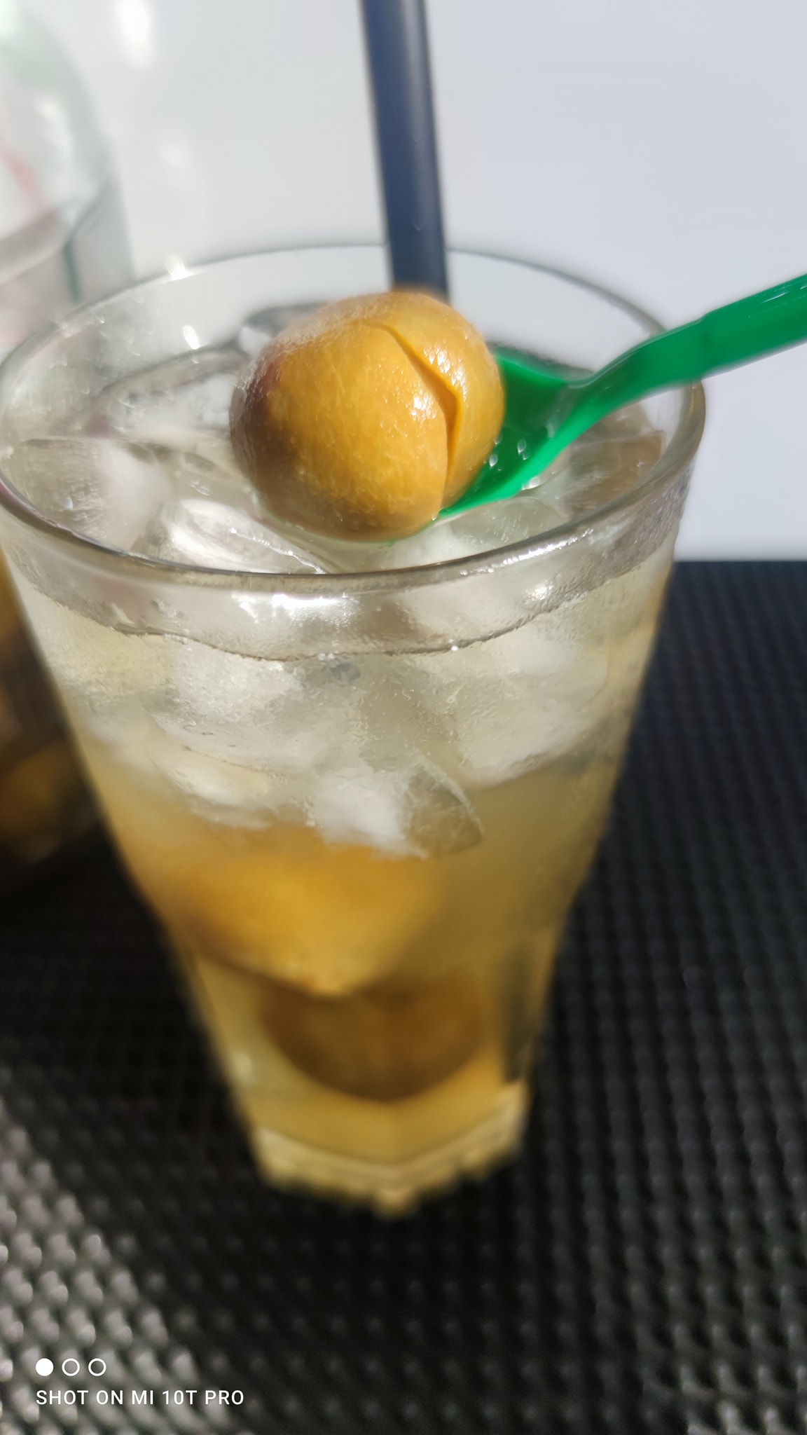 Mẹ đảm chia sẻ mẹo ngâm sấu quả không bị nhăn nheo trong ngày hè nóng nực - Ảnh 1