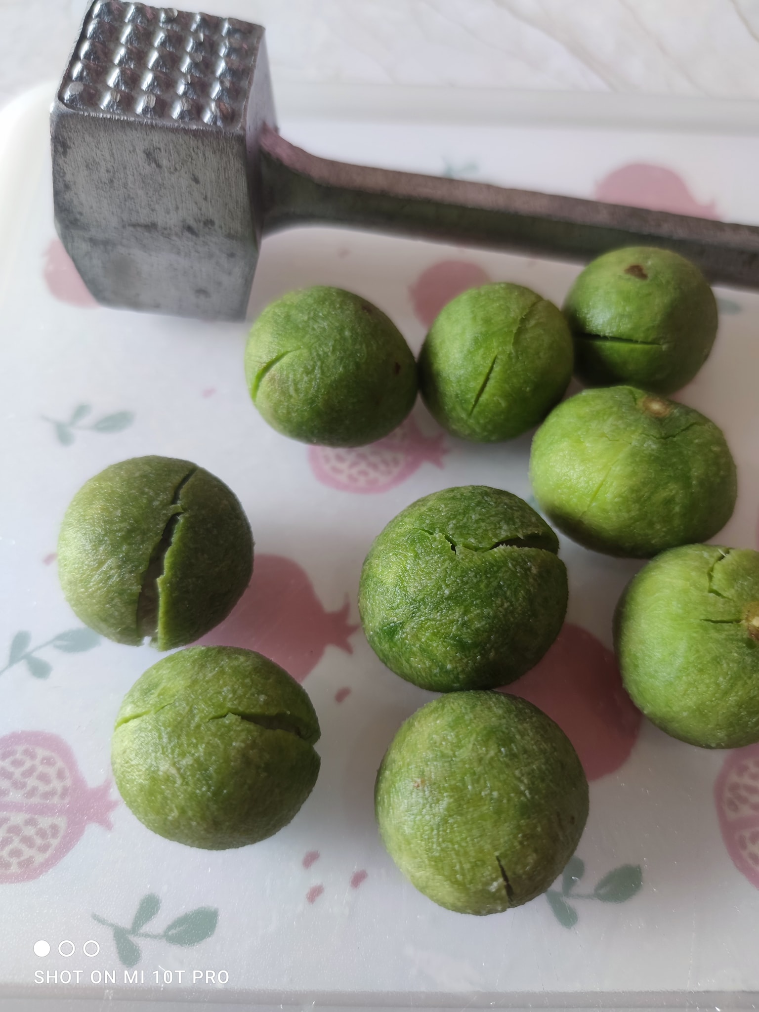 Mẹ đảm chia sẻ mẹo ngâm sấu quả không bị nhăn nheo trong ngày hè nóng nực - Ảnh 1