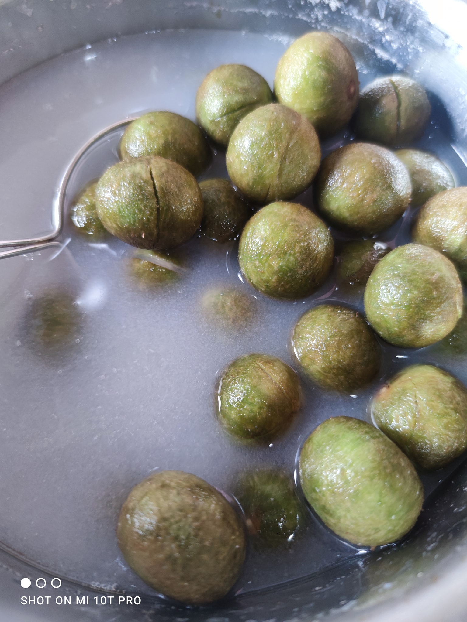 Mẹ đảm chia sẻ mẹo ngâm sấu quả không bị nhăn nheo trong ngày hè nóng nực - Ảnh 1