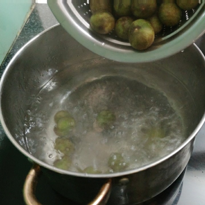 Mẹ đảm chia sẻ mẹo ngâm sấu quả không bị nhăn nheo trong ngày hè nóng nực - Ảnh 1