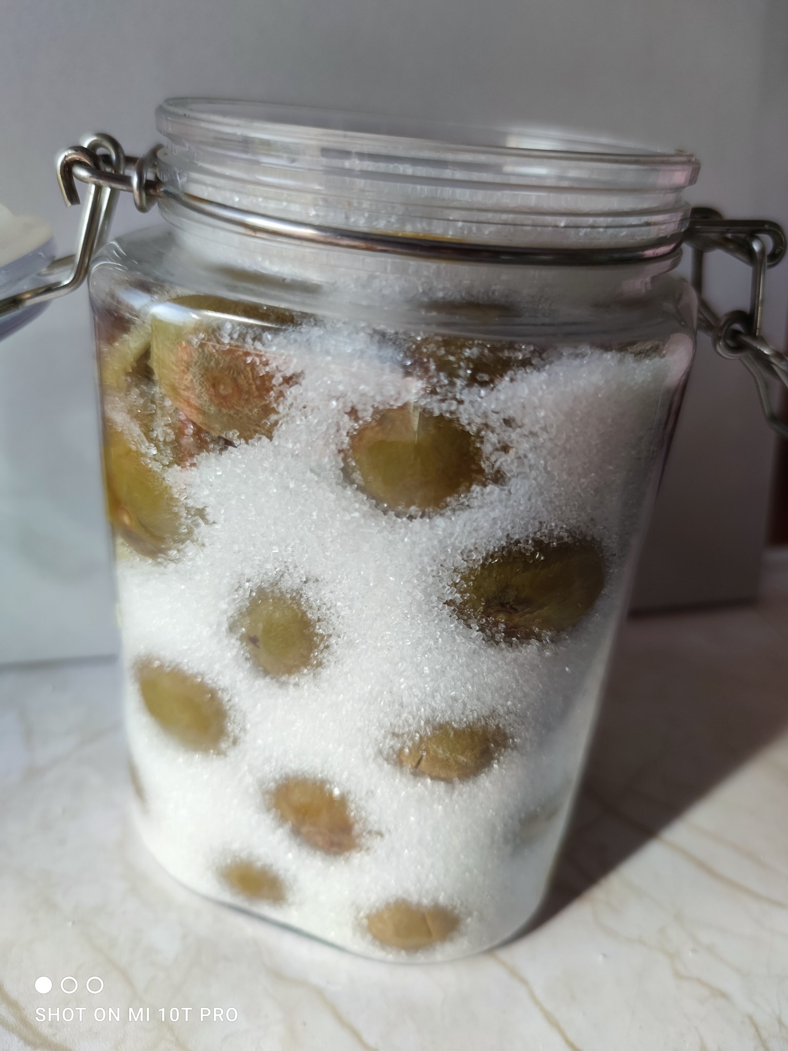 Mẹ đảm chia sẻ mẹo ngâm sấu quả không bị nhăn nheo trong ngày hè nóng nực - Ảnh 1