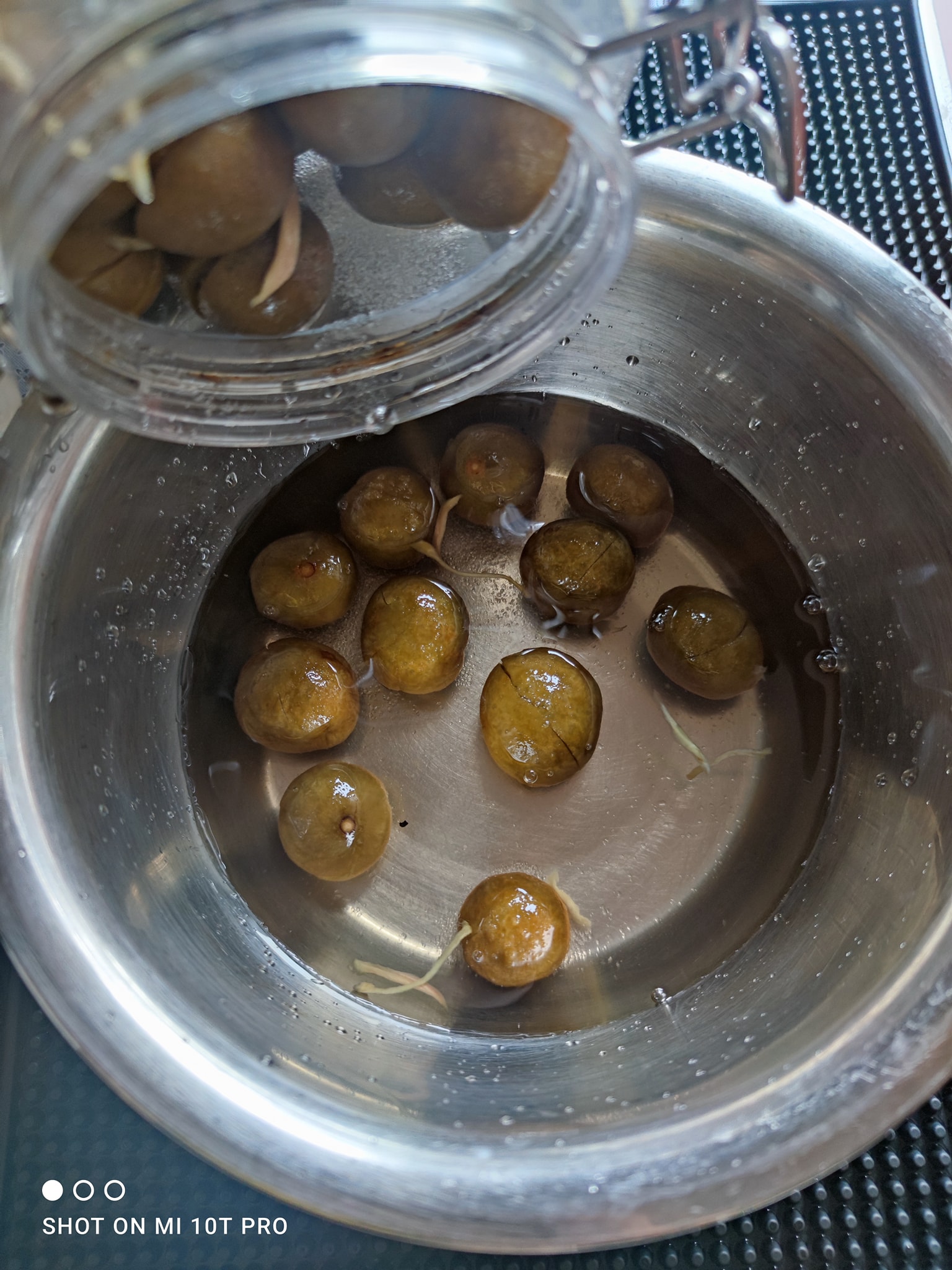 Mẹ đảm chia sẻ mẹo ngâm sấu quả không bị nhăn nheo trong ngày hè nóng nực - Ảnh 1