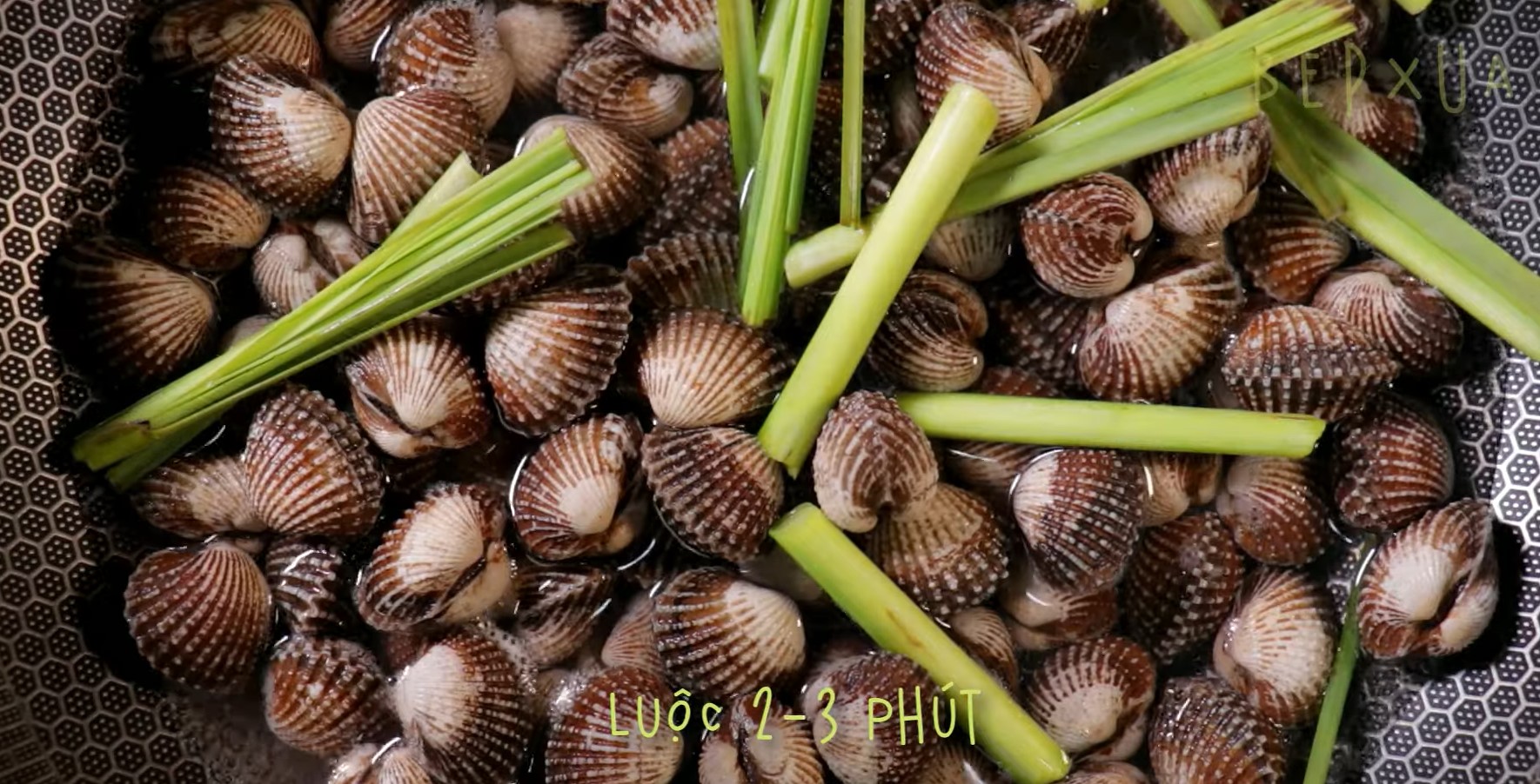Cách làm gỏi sò huyết kiểu Thái chua cay, chuẩn vị lại không sợ bị tanh - Ảnh 1