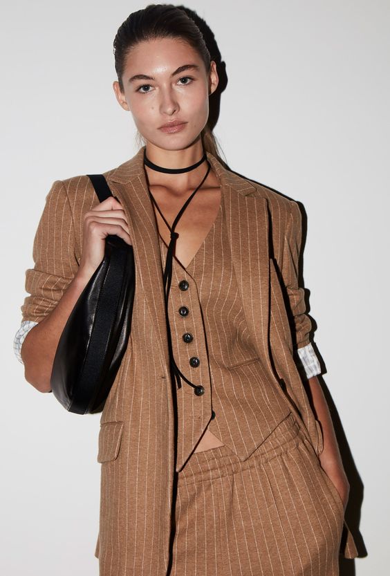 Thời Trang Suit của Phụ Nữ - Khẳng Định Nữ Quyền Qua Phong Cách Tối Giản và Tinh Tế
 - Ảnh 16