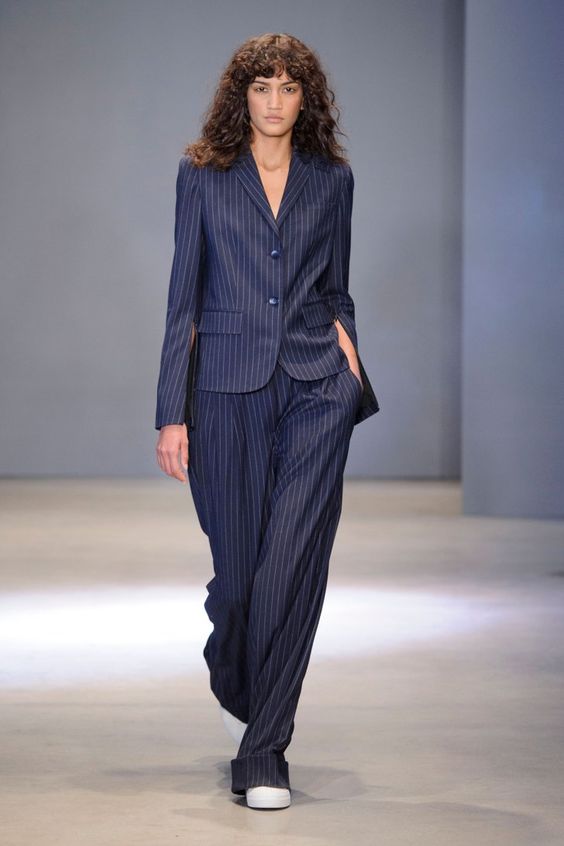 Thời Trang Suit của Phụ Nữ - Khẳng Định Nữ Quyền Qua Phong Cách Tối Giản và Tinh Tế
 - Ảnh 21