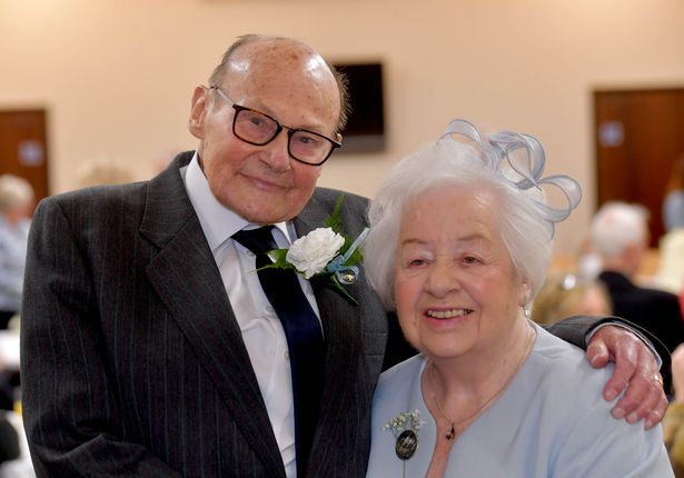 Dành cả đời tìm người phụ nữ hoàn hảo, cụ ông lấy được vợ như ý ở tuổi 95