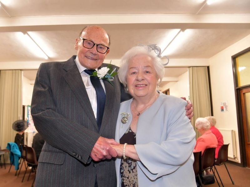 Julian, người di cư từ Úc vào năm 1954, Cụ ông 95 tuổi mặc một bộ vest màu xám, trong khi cô dâu của mình mặc một chiếc váy hoa và áo khoác ngoài