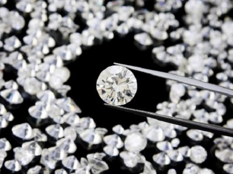 hình thành ở nhiệt độ cao và áp lực xảy ra trong lớp vỏ Trái Đất khoảng 100 dặm bên dưới bề mặt của Trái đất