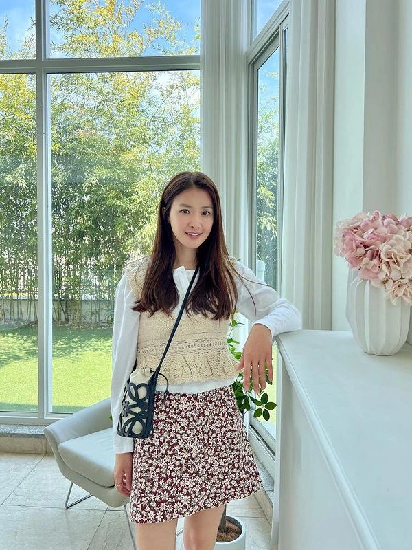 Mix cardigan với chân váy