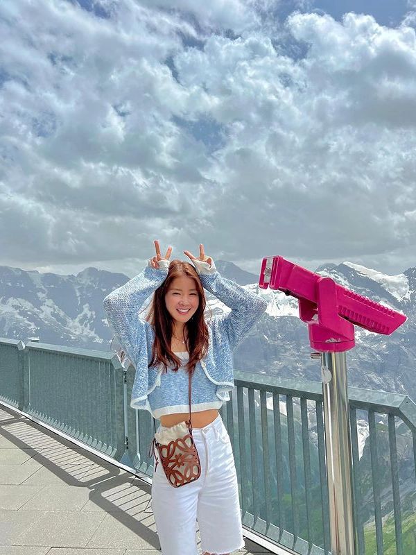 TikToker người Hàn Quốc 40 tuổi vẫn ăn mặc đẹp như thiếu nữ nhờ phong cách thời trang trẻ trung, sà - Ảnh 1