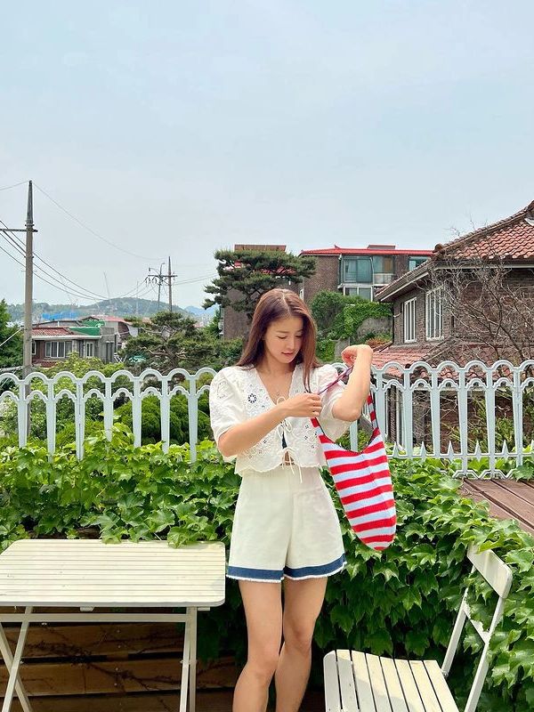 TikToker người Hàn Quốc 40 tuổi vẫn ăn mặc đẹp như thiếu nữ nhờ phong cách thời trang trẻ trung, sà - Ảnh 2