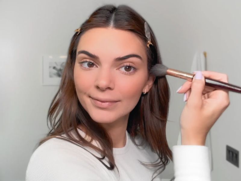 Bí quyết tạo nên vẻ đẹp tươi tắn, căng bóng đậm vibe mùa hè của siêu mẫu Kendall Jenner - Ảnh 1