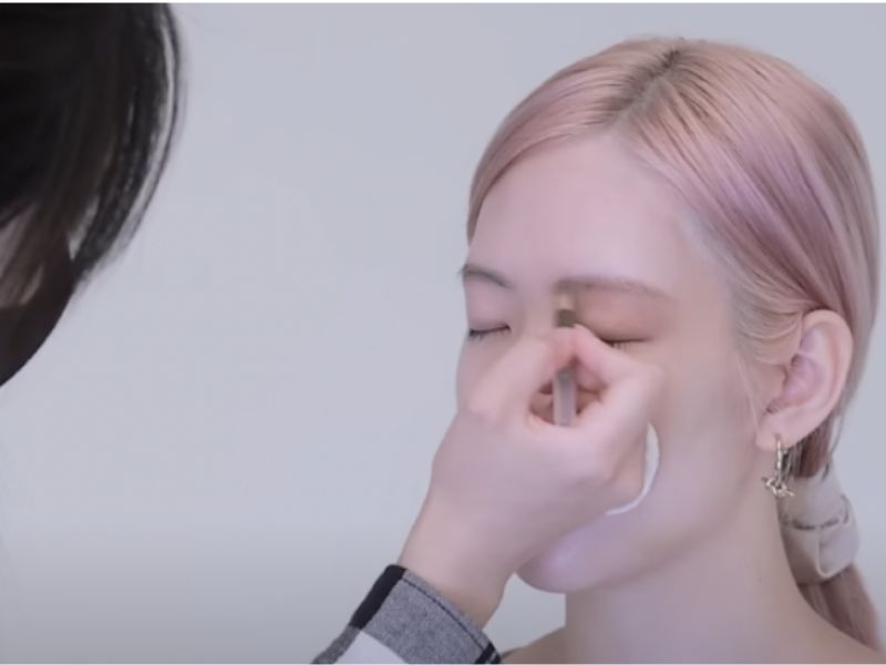 Học cách trang điểm mắt khói như Rosé từ chính chuyên gia trang điểm của Blackpink - Ảnh 1