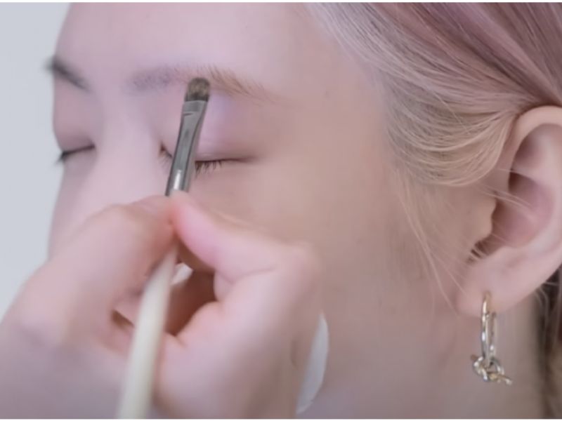 Học cách trang điểm mắt khói như Rosé từ chính chuyên gia trang điểm của Blackpink - Ảnh 1