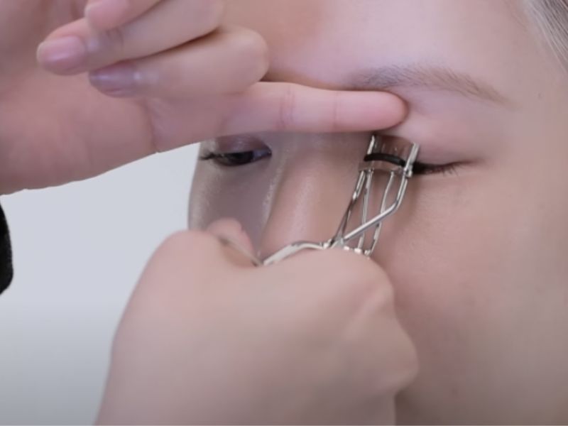 Học cách trang điểm mắt khói như Rosé từ chính chuyên gia trang điểm của Blackpink - Ảnh 1