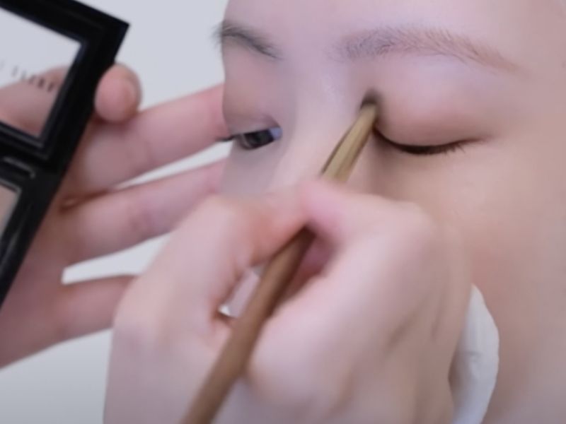 Học cách trang điểm mắt khói như Rosé từ chính chuyên gia trang điểm của Blackpink - Ảnh 1