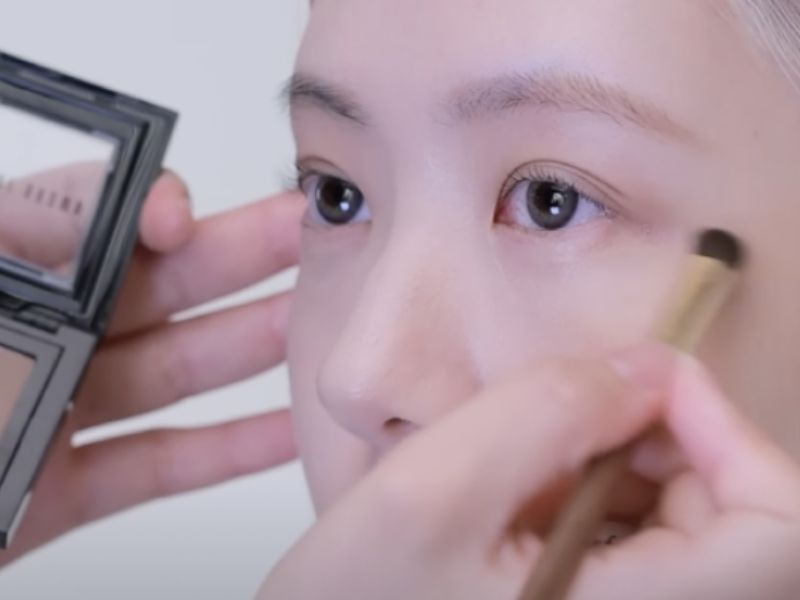 Học cách trang điểm mắt khói như Rosé từ chính chuyên gia trang điểm của Blackpink - Ảnh 1