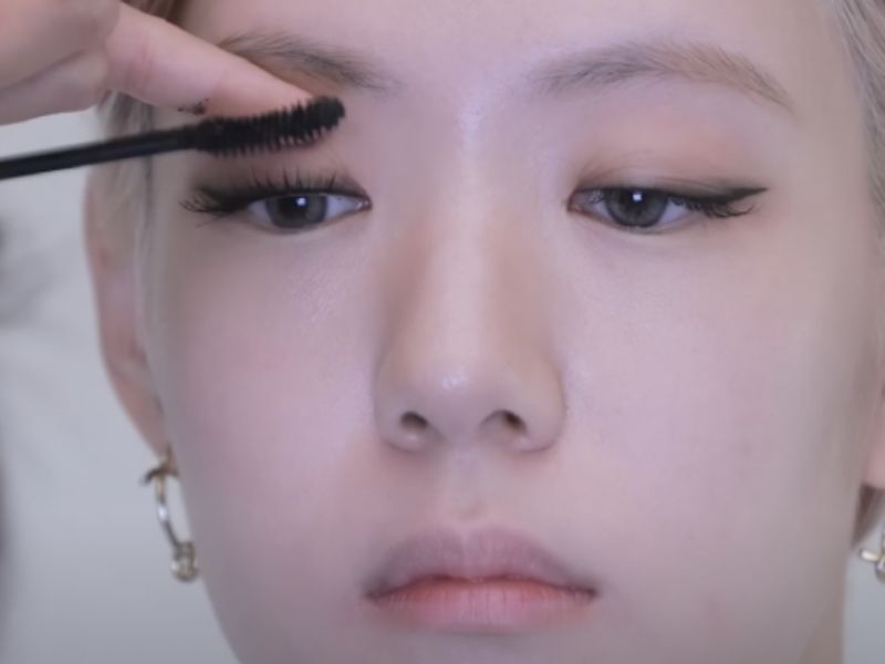 Học cách trang điểm mắt khói như Rosé từ chính chuyên gia trang điểm của Blackpink - Ảnh 1