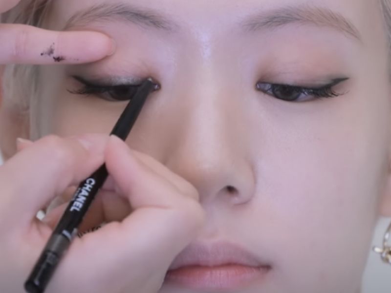 Học cách trang điểm mắt khói như Rosé từ chính chuyên gia trang điểm của Blackpink - Ảnh 1