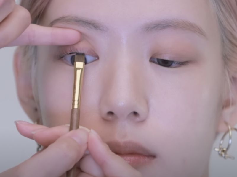 Nhẹ nhàng dùng cọ vẽ eyeliner dọc theo đường kẻ mắt nước