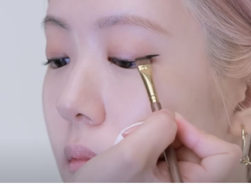 Học cách trang điểm mắt khói như Rosé từ chính chuyên gia trang điểm của Blackpink - Ảnh 1