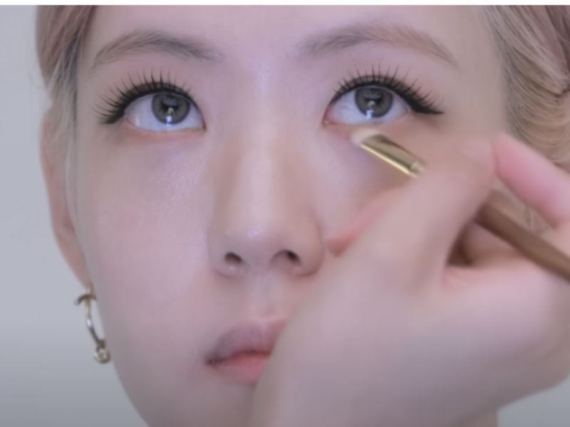 Học cách trang điểm mắt khói như Rosé từ chính chuyên gia trang điểm của Blackpink - Ảnh 1