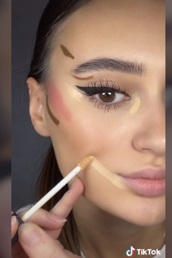 Học lỏm các bí quyết make-up vừa nhanh vừa đẹp từ các tikoker - Ảnh 1