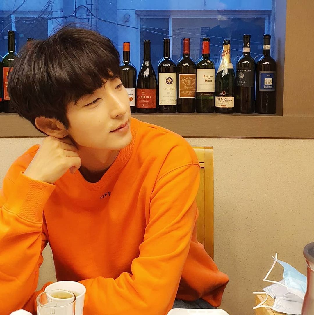 Dù bước sang tuổi 40 nhưng Lee Joon-Gi vẫn vào vai sinh viên đại học trong bộ phim nhất - Ảnh 1