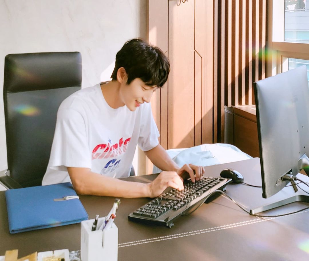 Dù bước sang tuổi 40 nhưng Lee Joon-Gi vẫn vào vai sinh viên đại học trong bộ phim nhất - Ảnh 3