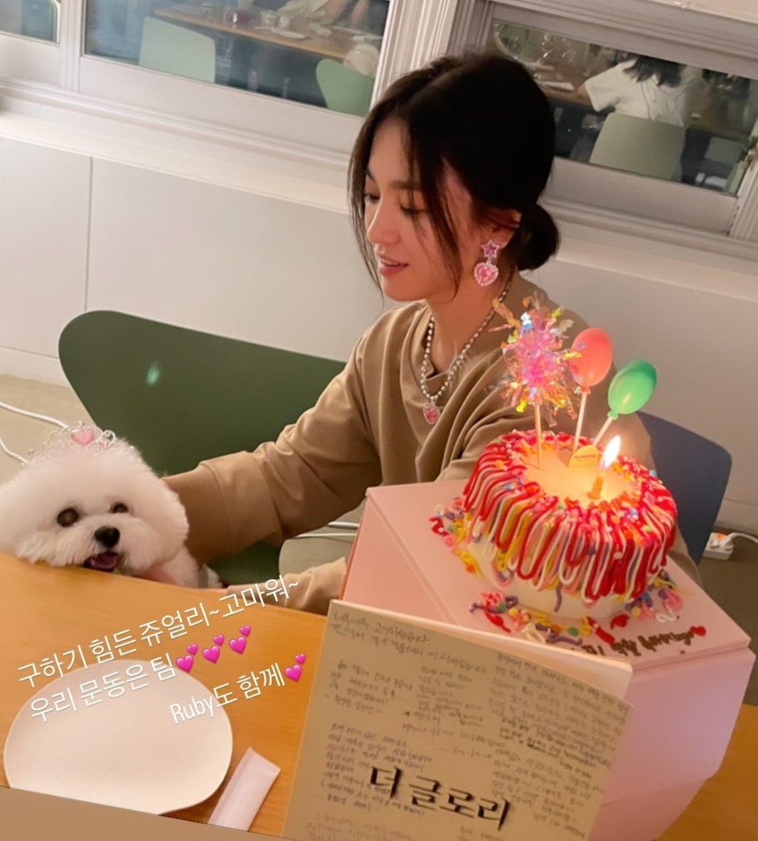 Diện trang sức đồ chơi, Song Hye Kyo vẫn hóa nàng công chúa xinh đẹp - Ảnh 2