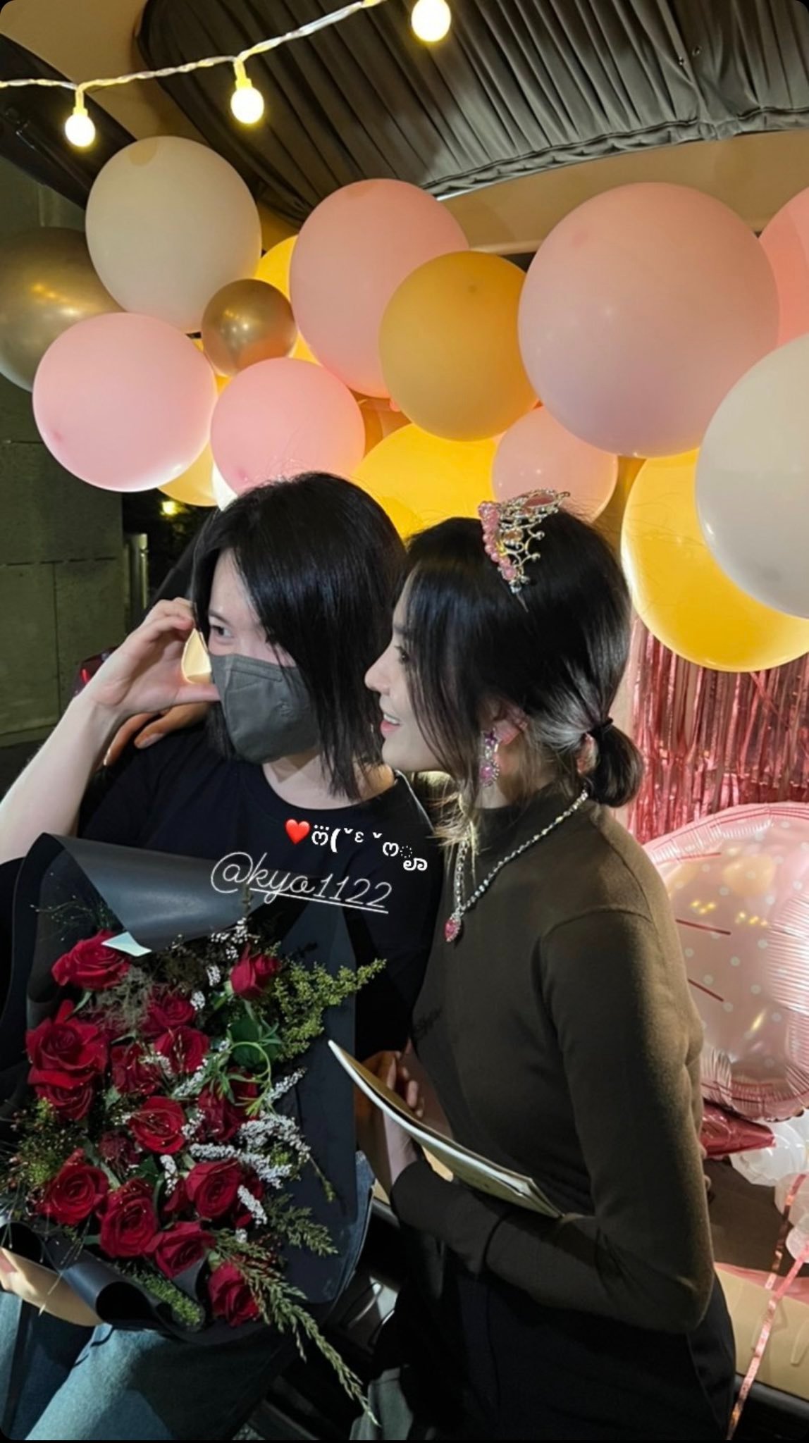 Diện trang sức đồ chơi, Song Hye Kyo vẫn hóa nàng công chúa xinh đẹp - Ảnh 1