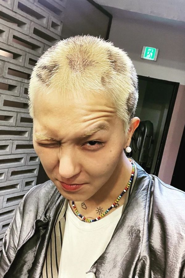 Mino từng gây chú ý với mái tóc lốm đốm