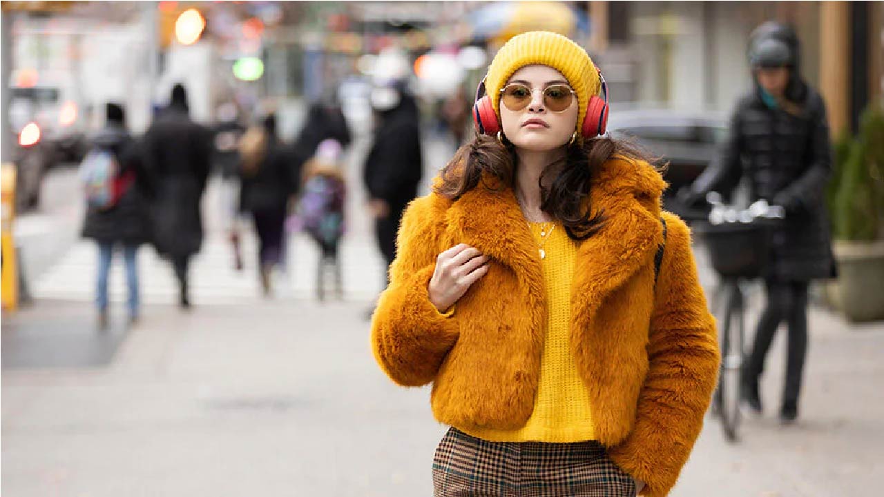 Học cách diện trang phục thu đẹp hết nấc từ Selena Gomez trong phim trinh thám 