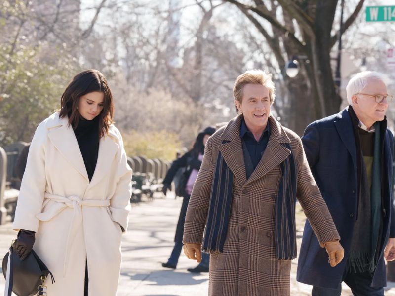 Học cách diện trang phục thu đẹp hết nấc từ Selena Gomez trong phim trinh thám 