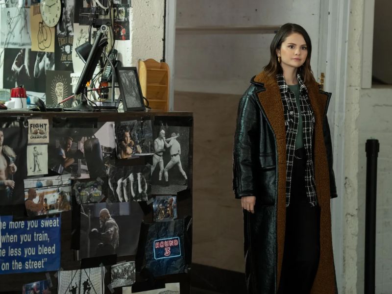 Học cách diện trang phục thu đẹp hết nấc từ Selena Gomez trong phim trinh thám 