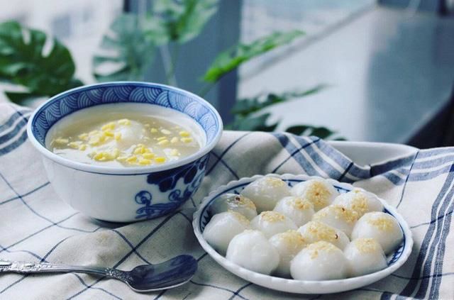 Bánh trôi và bánh chay là 2 món ăn phổ biến trong dịp Tết Hàn thực của người Việt.