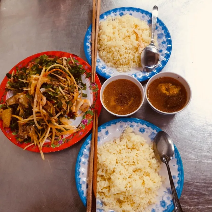 Ngoài cơm gà bà Buội, Hội An còn có những hàng cơm gà nào nên thử? - Ảnh 1