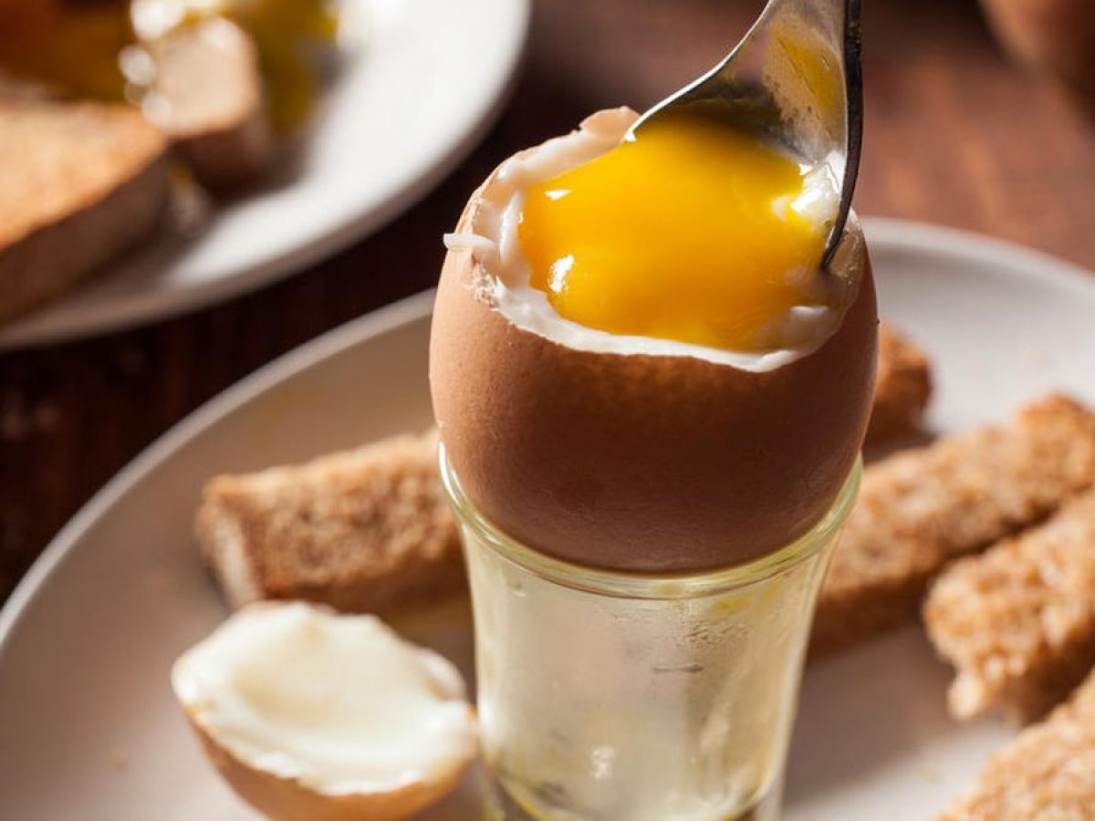 Nhiều người thích ăn trứng luộc lòng đào chảy, vì nó mềm, thơm và ngọt.