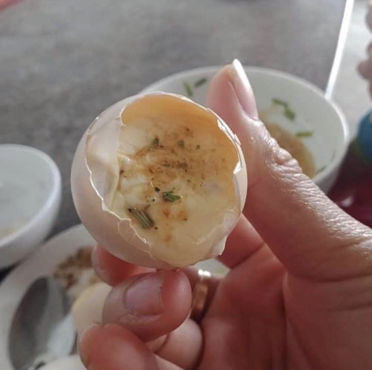 Trứng dữa thường được luộc ăn cùng muối tiêu. - Ảnh kikishop0203
