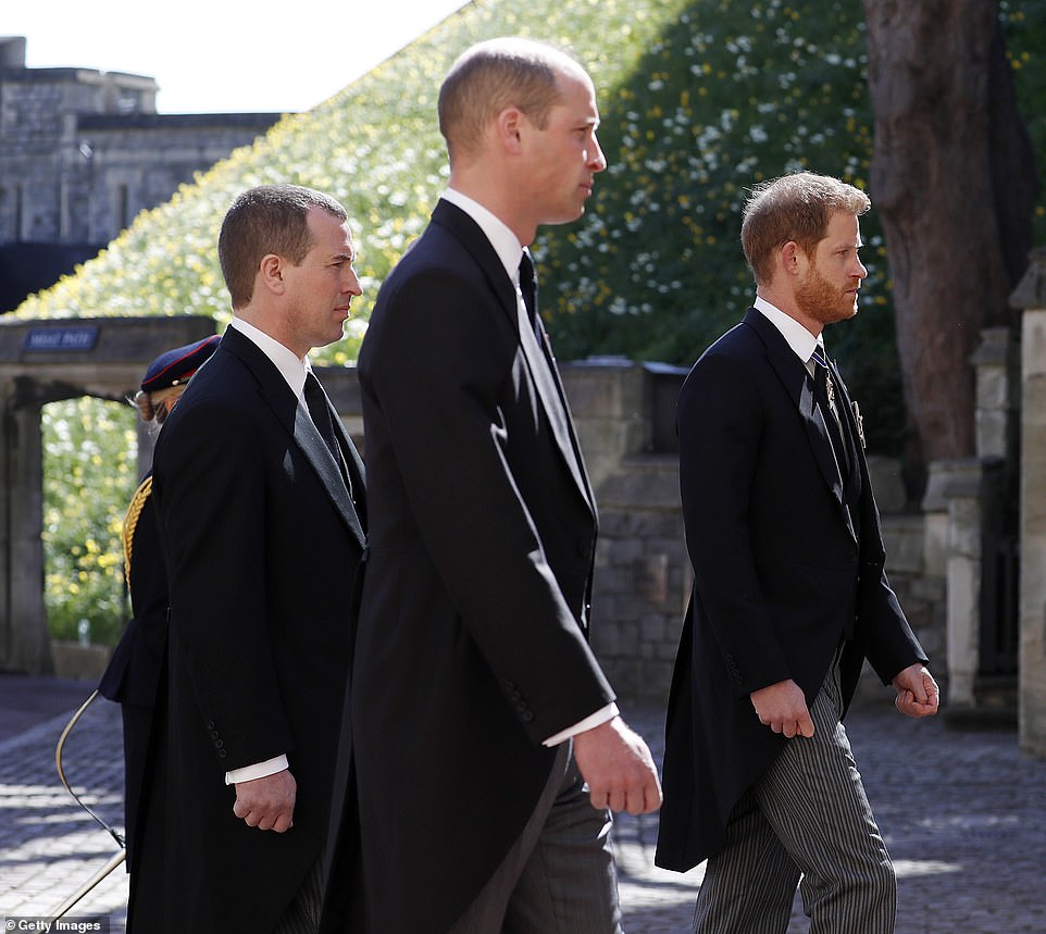 Hoàng tử William (giữa) và Hoàng tử Harry (phải) sánh bước bên anh họ Peter Phillips (trái) tại lâu đài Windsor hôm nay. 