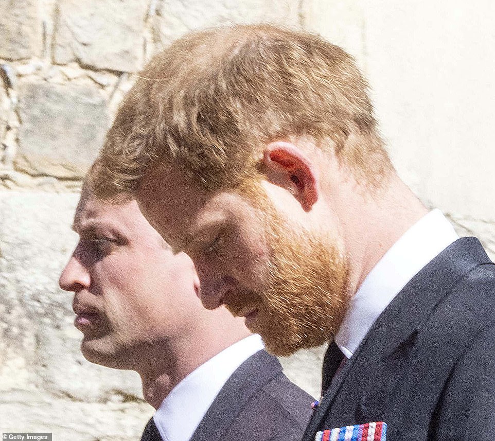 Hoàng tử Harry cúi đầu khi đứng cạnh Hoàng tử William trong lễ rước theo nghi lễ tại Windsor.