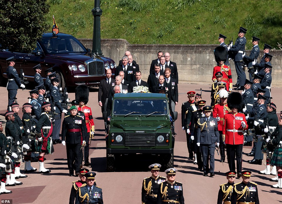 Các thành viên cấp cao của Hoàng gia Anh đi bộ trong đám tang tới Nhà nguyện St George.