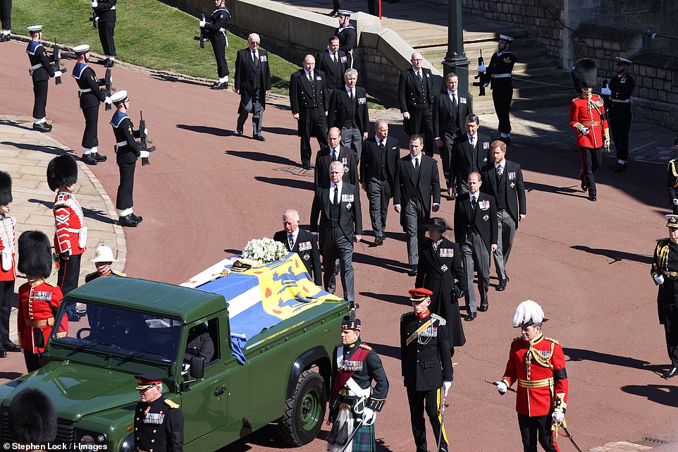 Các thành viên của gia đình Hoàng gia đi phía sau chiếc Land Rover chở quan tài của hoàng thân Philip. 