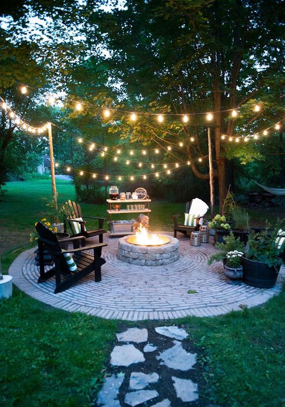 Chăng đèn dây theo hàng là kiểu trang trí đơn giản và phổ biến nhất để cung cấp ánh sáng cho sân vườn.