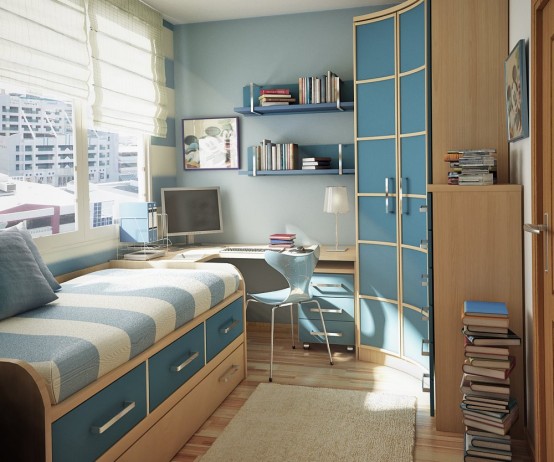 Căn phòng này được bài trí với tông màu xanh dương phối cùng trắng ngà. Giường ngủ có ngăn kéo để tăng không gian lưu trữ. Điểm nhấn của căn phòng là tủ quần áo cong, kệ nổi và khung cửa sổ ngập nắng.