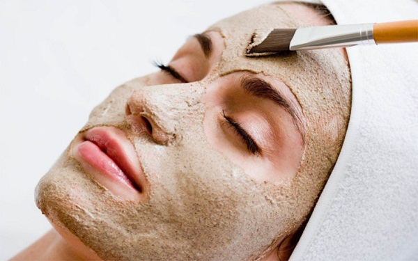 Tẩy da chết để làm sạch các vùng khuất có nhiều tế bào da chết như mũi, cằm, trán - Ảnh 1
