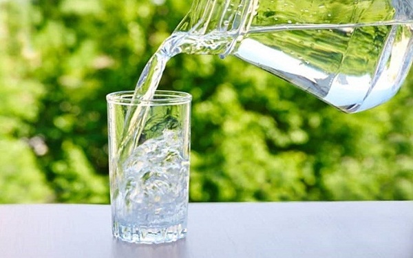 Uống đủ 2,5 lít nước lọc mỗi ngày để tăng cường sức đề kháng cho làn da khỏe đẹp - Ảnh 2