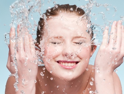 Làm sạch da luôn là bước quan trọng nhất trong cách dưỡng da khô.
